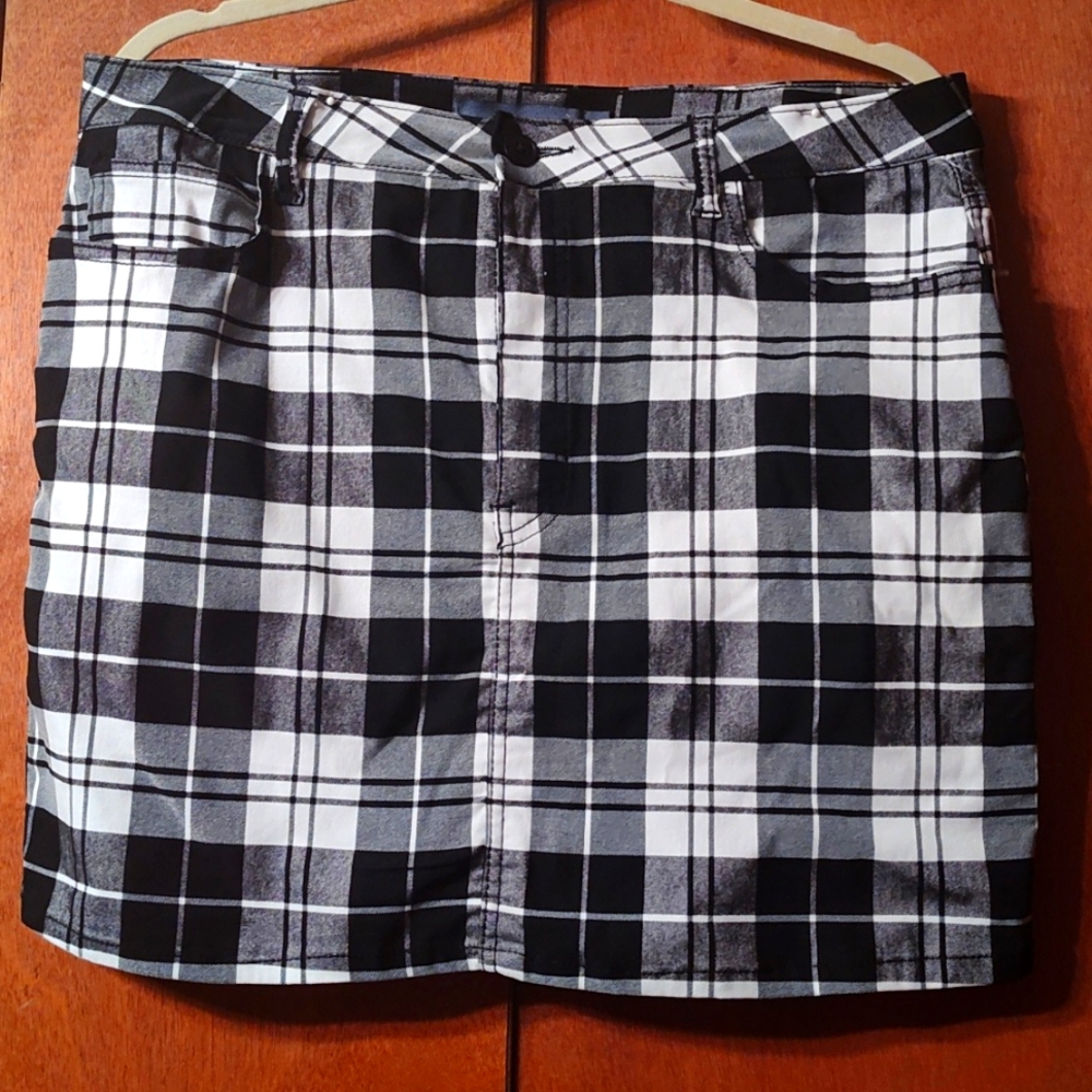5 For $25 🔥 Cute plaid skirt!